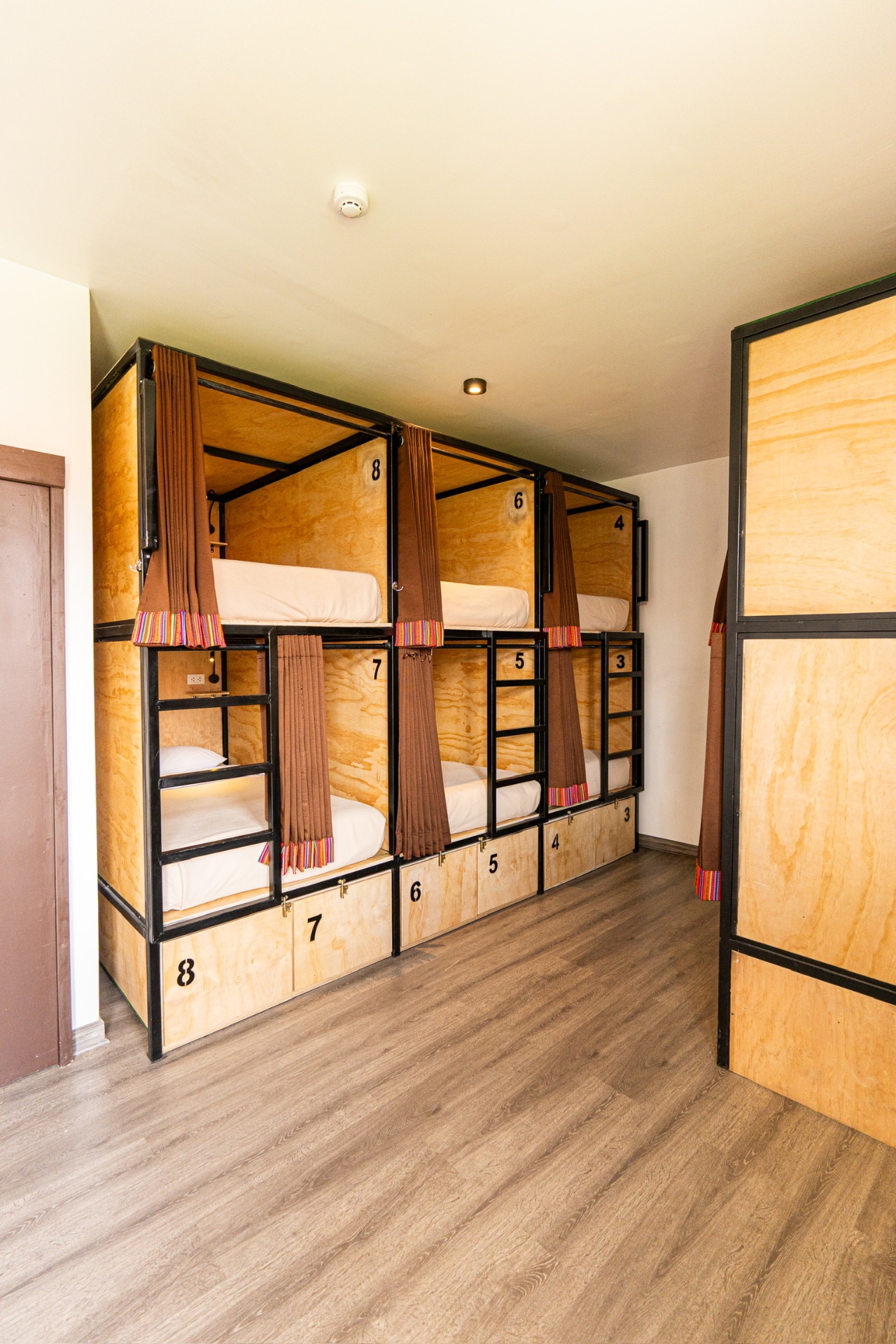 Pod Deluxe en Dormitorio Mixto de 12 con Baño — hostel room at Black Llama, from $13/night