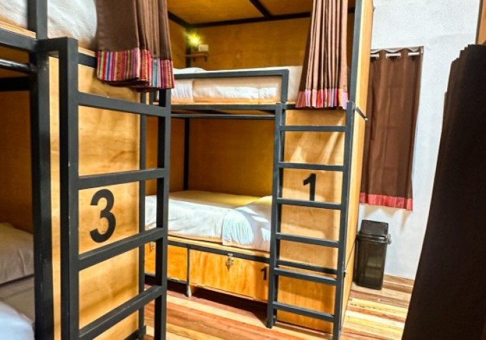 Pod Deluxe en Dormitorio Femenino de 6 con Baño — hostel room at Black Llama, from $18/night