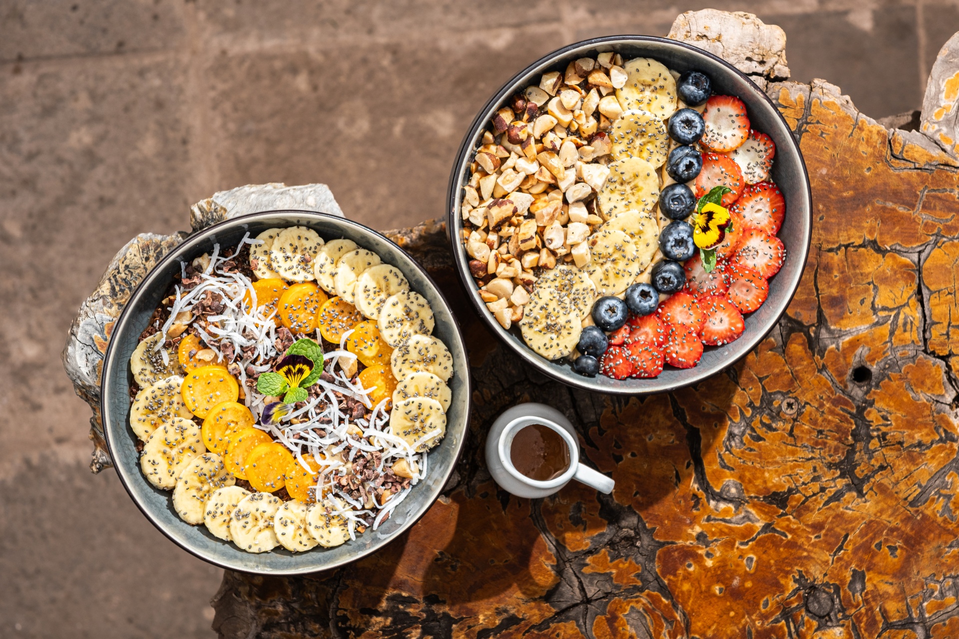 Bowls de açaí frescos servidos en brunch de Black Llama Coffee Cusco