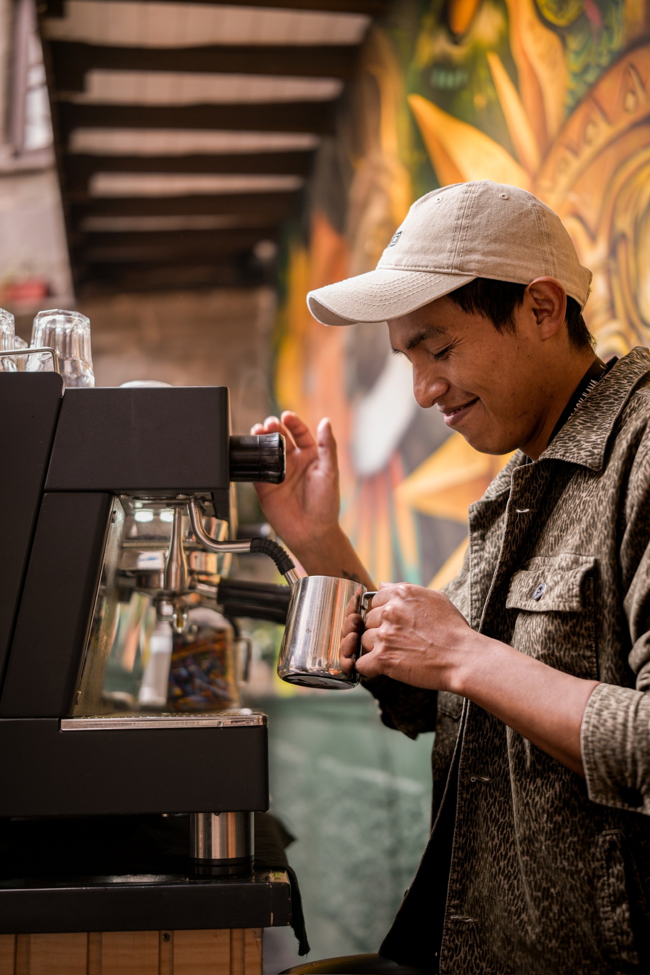 Barista vaporizando leche para cappuccino en Black Llama Coffee