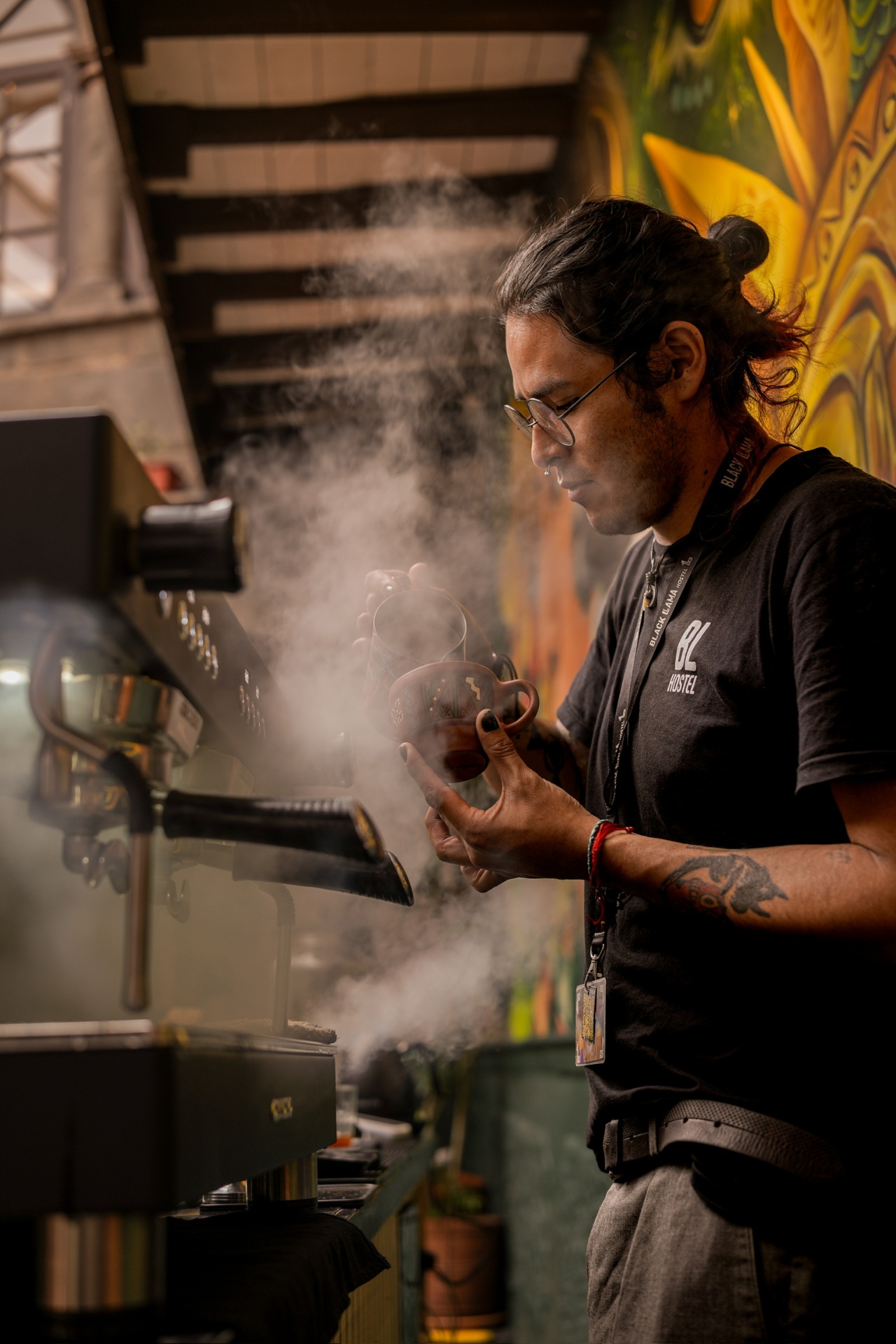 Barista preparando espresso en cafetería de especialidad Black Llama Cusco