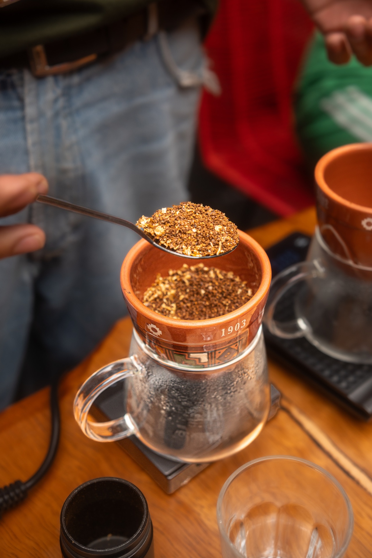 Granos de café peruano de especialidad recién molidos en Black Llama