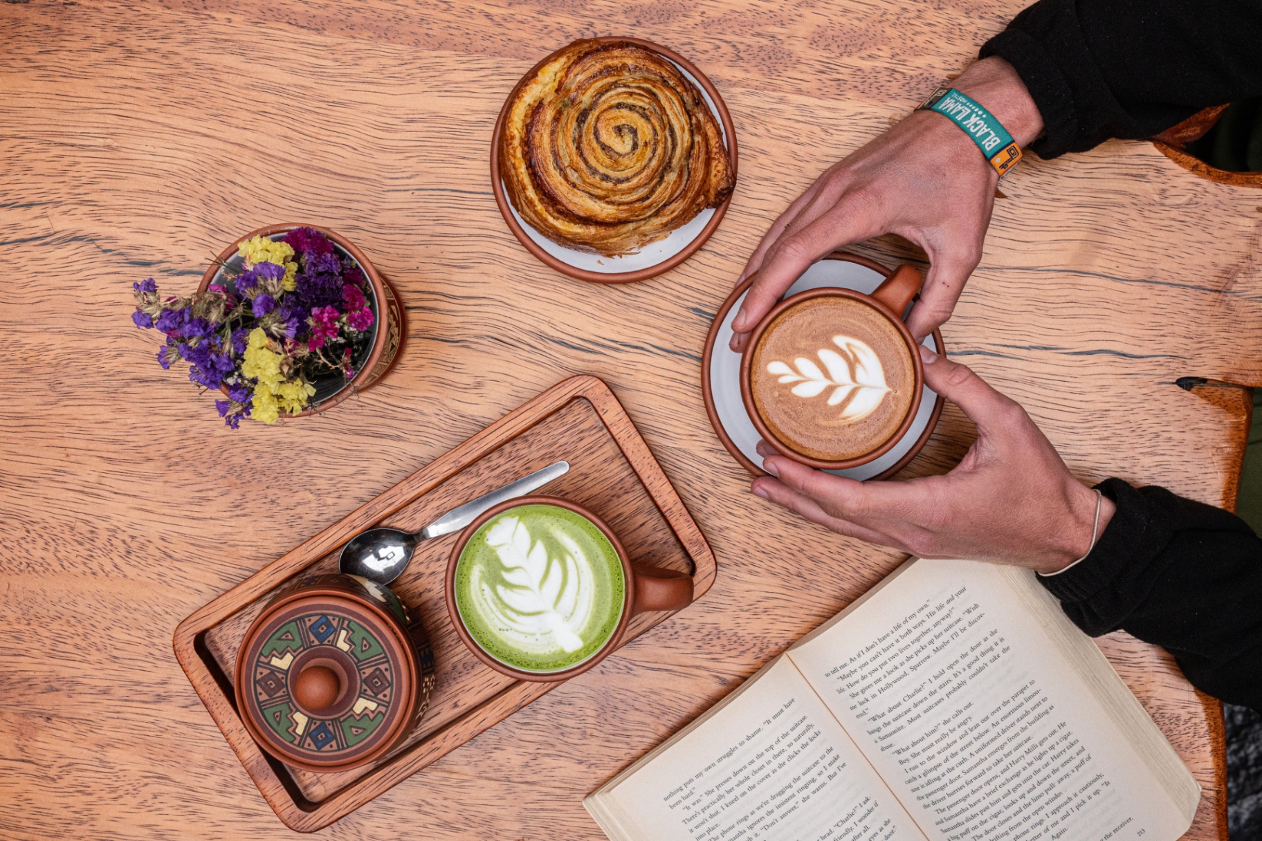 Latte art y bebidas de matcha en Black Llama Coffee Cusco