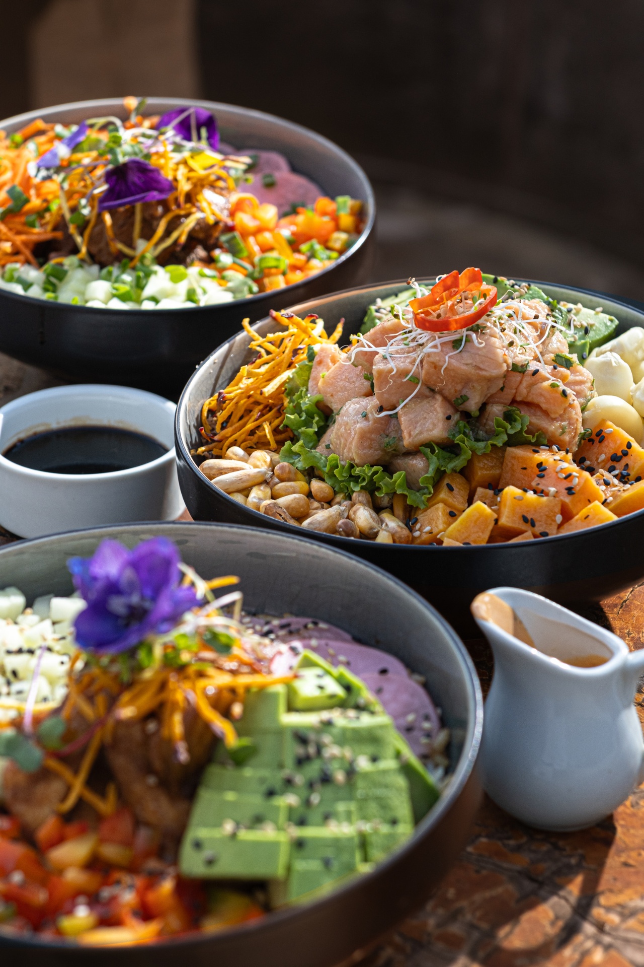 Poke bowls saludables en restaurante Black Llama Coffee Cusco
