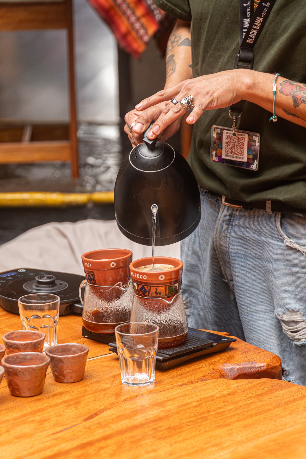 Preparación pour-over de café de especialidad en Black Llama Coffee Cusco
