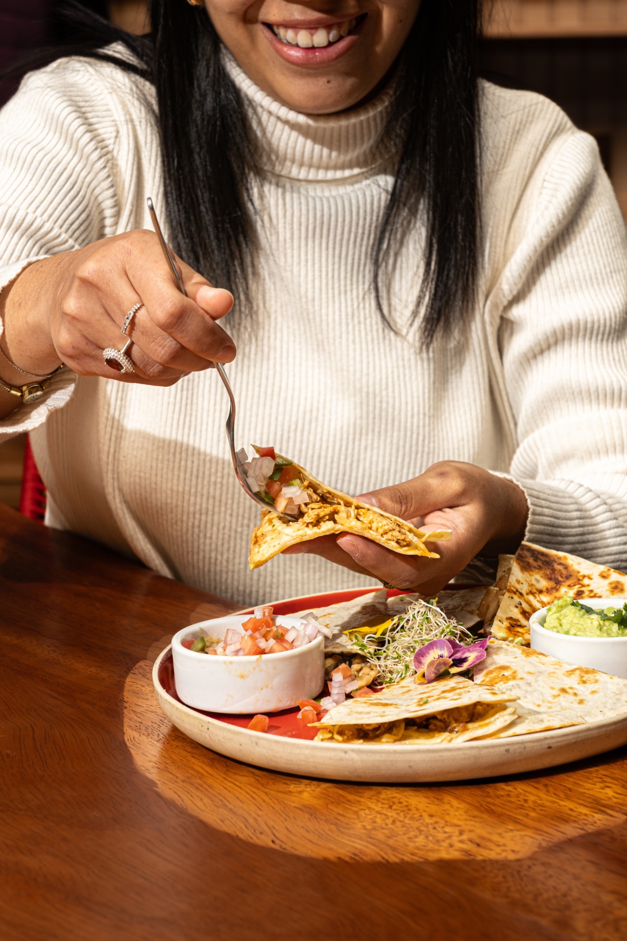 Quesadilla artesanal con queso servida en Black Llama Coffee Cusco